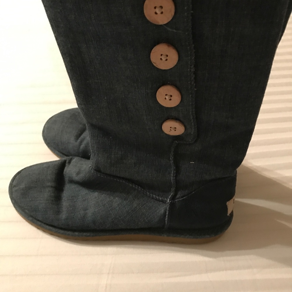 * Blue Button Uggs Size 7 *